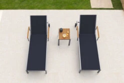 OUTFLEXX 2er-Set Sonnenliegen, Schwarz, Edelstahl/Teak, 195,5x74x35cm, Mit Beistelltisch 45x45cm -Ausgewählte Gartenmöbelgeschäfte 14165 3 CGI.jpg