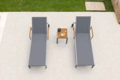 OUTFLEXX 2er-Set Sonnenliegen, Taupe, Edelstahl/Teak, 195,5x74x35cm, Mit Beistelltisch 45x45cm -Ausgewählte Gartenmöbelgeschäfte 14167 3 CGI.jpg