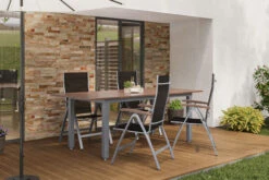 VILLANA Esstischgarnitur, Silber/schwarz, Alu / FSC-Akazienholz, Ausziehtisch 150/200 Cm, 4 Multipositionssessel 18 VILLANA Esstischgarnitur, Silber/schwarz, Alu / FSC-Akazienholz, Ausziehtisch 150/200 Cm, 4 Multipositionssessel -Ausgewählte Gartenmöbelgeschäfte 16464 CGI 01.jpg