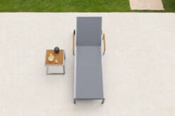 OUTFLEXX Sonnenliegen-Set, Taupe, Edelstahl/FSC-Teak, 195,5x74x35cm, Mit Armlehnen, Inkl. Beistelltisch 45x45cm 12 OUTFLEXX Sonnenliegen-Set, Taupe, Edelstahl/FSC-Teak, 195,5x74x35cm, Mit Armlehnen, Inkl. Beistelltisch 45x45cm -Ausgewählte Gartenmöbelgeschäfte 16547 3 CGI.jpg