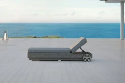 OUTFLEXX Rollliege, Grau, Polyrattan, 200x70x27,5cm, Rückenlehne 5-fach Verstellbar -Ausgewählte Gartenmöbelgeschäfte 18367 20 CGI.jpg