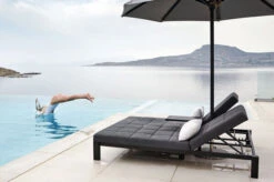 OUTFLEXX Twin Doppelliege, Sooty/marble, Alu/Sunbrella, 196 X 161 X 34 Cm, Rückenlehne Verstellbar, Inkl. Beistelltisch Und 1x Rückenkissen -Ausgewählte Gartenmöbelgeschäfte 23469 03.jpg