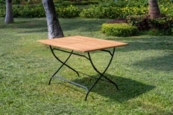 OUTFLEXX Sitzgruppe, Natur/schwarz, Stahl/FSC-Akazienholz, 120x80 Cm, 4 Klappstühle, Pulverbeschichtet, Verzinkt 15 OUTFLEXX Sitzgruppe, Natur/schwarz, Stahl/FSC-Akazienholz, 120x80 Cm, 4 Klappstühle, Pulverbeschichtet, Verzinkt -Ausgewählte Gartenmöbelgeschäfte 23882 04.jpg