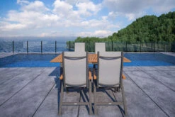 VILLANA Esstischgarnitur, Anthrazit/grau, Alu/ FSC-Akazienholz, Ausziehtisch 150/200 Cm, 4 Multipositionssessel 28 VILLANA Esstischgarnitur, Anthrazit/grau, Alu/ FSC-Akazienholz, Ausziehtisch 150/200 Cm, 4 Multipositionssessel -Ausgewählte Gartenmöbelgeschäfte 23912 CGI 03.jpg