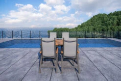 VILLANA Esstischgarnitur, Anthrazit/grau, Alu/ FSC-Akazienholz, Ausziehtisch 150/200 Cm, 4 Multipositionssessel 29 VILLANA Esstischgarnitur, Anthrazit/grau, Alu/ FSC-Akazienholz, Ausziehtisch 150/200 Cm, 4 Multipositionssessel -Ausgewählte Gartenmöbelgeschäfte 23912 CGI 04.jpg