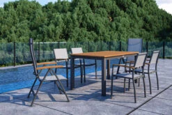 VILLANA Esstischgarnitur, Anthrazit/grau, Alu/ FSC-Akazienholz, Ausziehtisch 150/200 Cm, 4 Stapelstühle, 2 Multipositionssessel 28 VILLANA Esstischgarnitur, Anthrazit/grau, Alu/ FSC-Akazienholz, Ausziehtisch 150/200 Cm, 4 Stapelstühle, 2 Multipositionssessel -Ausgewählte Gartenmöbelgeschäfte 23915 CGI 02.jpg