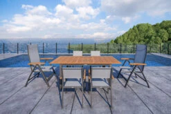 VILLANA Esstischgarnitur, Anthrazit/grau, Alu/ FSC-Akazienholz, Ausziehtisch 150/200 Cm, 4 Stapelstühle, 2 Multipositionssessel 29 VILLANA Esstischgarnitur, Anthrazit/grau, Alu/ FSC-Akazienholz, Ausziehtisch 150/200 Cm, 4 Stapelstühle, 2 Multipositionssessel -Ausgewählte Gartenmöbelgeschäfte 23915 CGI 03.jpg