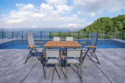 VILLANA Esstischgarnitur, Anthrazit/grau, Alu/ FSC-Akazienholz, Ausziehtisch 150/200 Cm, 4 Stapelstühle, 2 Multipositionssessel 30 VILLANA Esstischgarnitur, Anthrazit/grau, Alu/ FSC-Akazienholz, Ausziehtisch 150/200 Cm, 4 Stapelstühle, 2 Multipositionssessel -Ausgewählte Gartenmöbelgeschäfte 23915 CGI 04.jpg