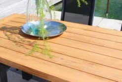 HARTMAN Sondermodell Yasmani/Raffaelo Esstischgruppe, Xerix, Alu/Teakholz, 240x100cm, 8 Stapelsessel 8 HARTMAN Sondermodell Yasmani/Raffaelo Esstischgruppe, Xerix, Alu/Teakholz, 240x100cm, 8 Stapelsessel -Ausgewählte Gartenmöbelgeschäfte 2 19036.jpg