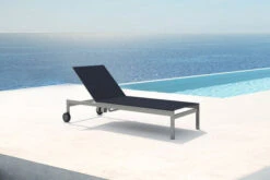 OUTFLEXX Rollliege, Schwarz, Edelstahl/Textilene, Verstellbare Rückenlehne, 212x71x36cm 9 OUTFLEXX Rollliege, Schwarz, Edelstahl/Textilene, Verstellbare Rückenlehne, 212x71x36cm -Ausgewählte Gartenmöbelgeschäfte 7100 1 1 CGI.jpg